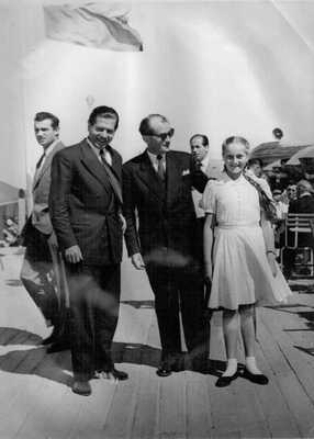 Лифарь Сергей Михайлович. Лот из 14 фотографий из личной коллекции Сержа Лифаря